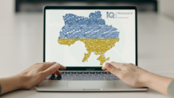 Das Foto zeigt den Bildschirm eines Laptop, auf dem die ukrainische Flagge in Landesform zu sehen ist.