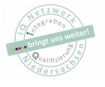 Die Grafik zeigt ein Siegel auf dem steht: "IQ Netzwerk Niedersachsen - Integration bringt und weiter!"